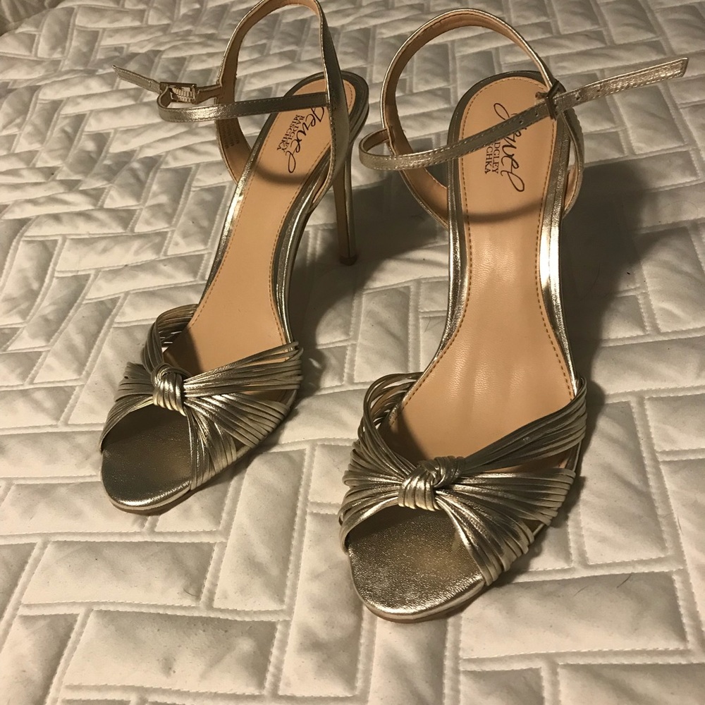 Excellent condition Badgeley Mischka gold heels.